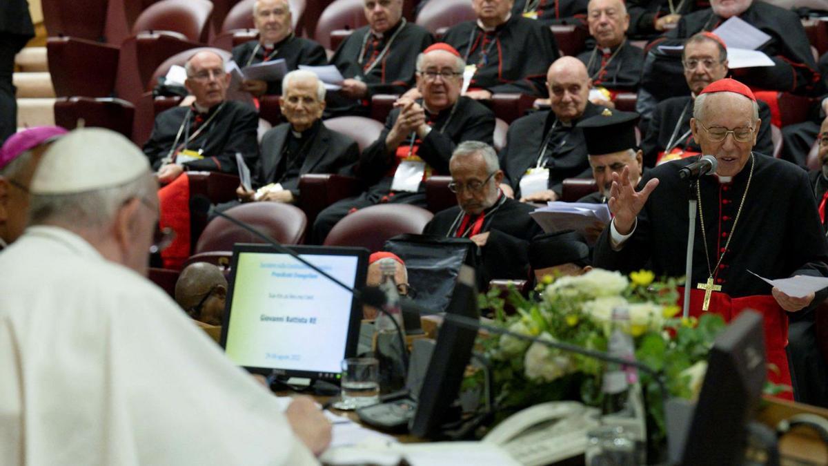 El papa Francisco en la reunión con los cardenales, ayer en el Vaticano. |   // REUTERS