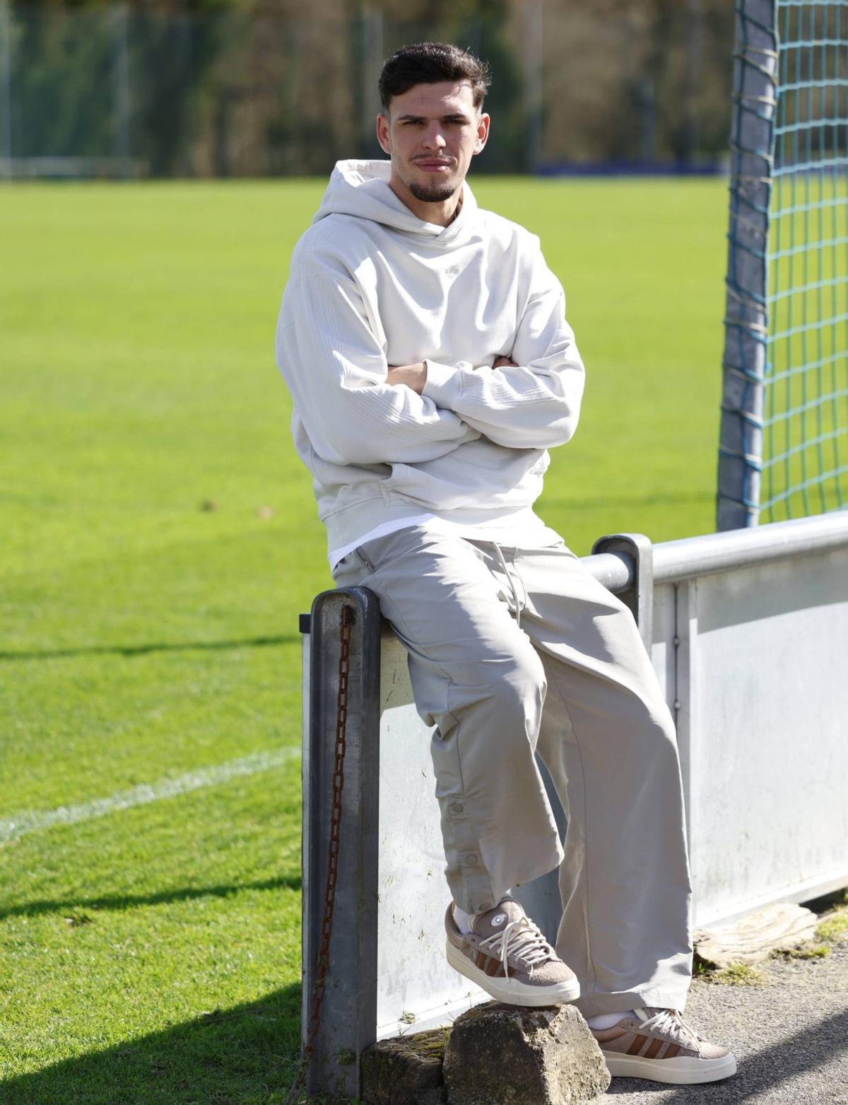 Javi López, ayer, en el campo número dos de El Requexón. | MIKI LÓPEZ