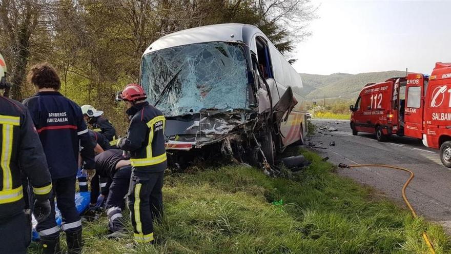 Dos muertos y siete heridos en un choque entre un autobús y un coche en Navarra