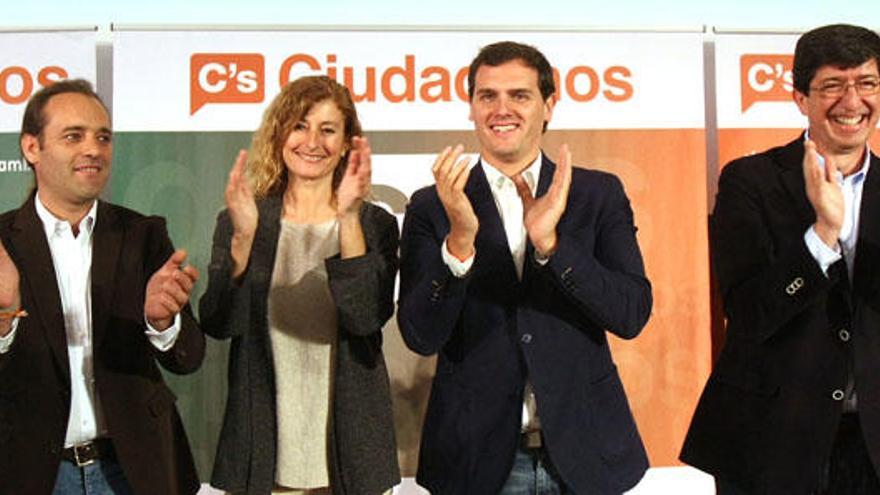 Rivera y Cassá posan con Juan Marín y Albert Rivera en un mitin que se celebró antes de la crisis interna que afecta al partido.