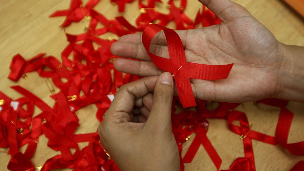 Lazos rojos, símbolo de apoyo a la lucha contra el sida