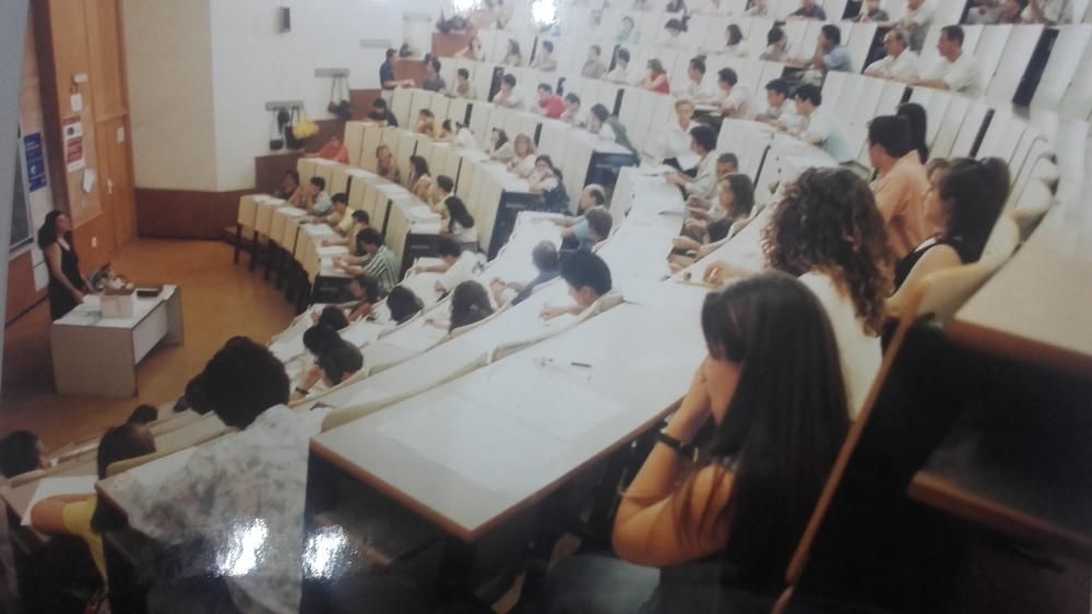 Aulas abarrotadas en el Aulario I en 1998