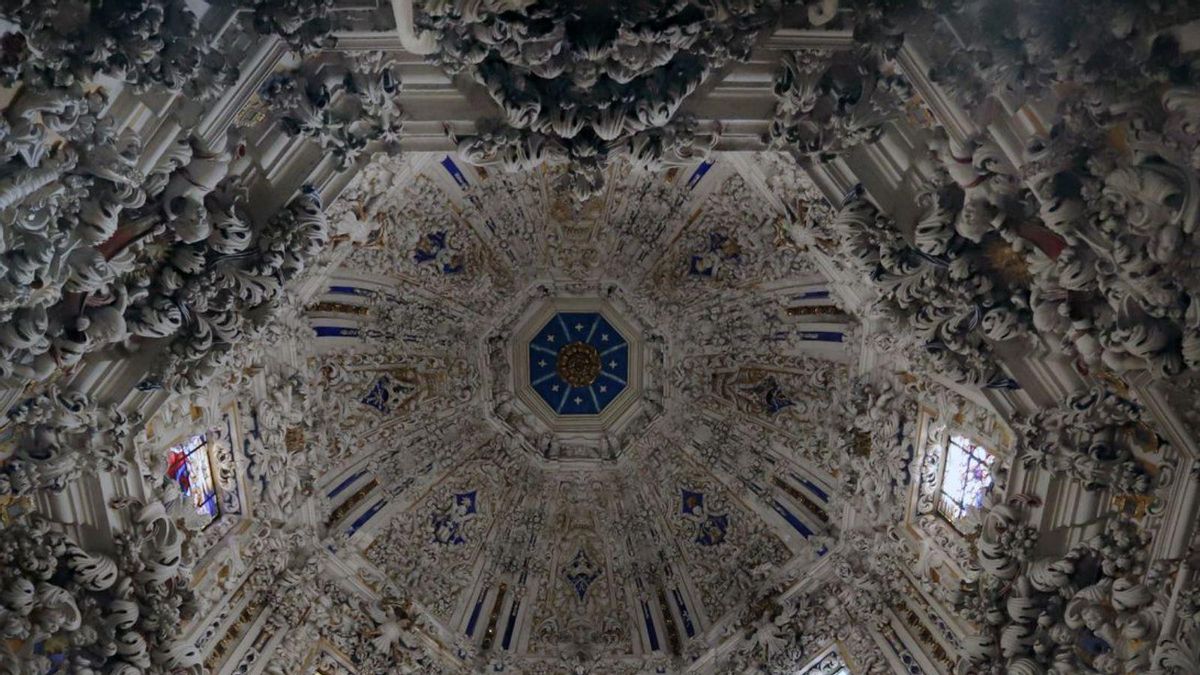 El deterioro de la bóveda y las paredes del camarín de la iglesia de la Victoria, patrona de Málaga. | ÁLEX ZEA