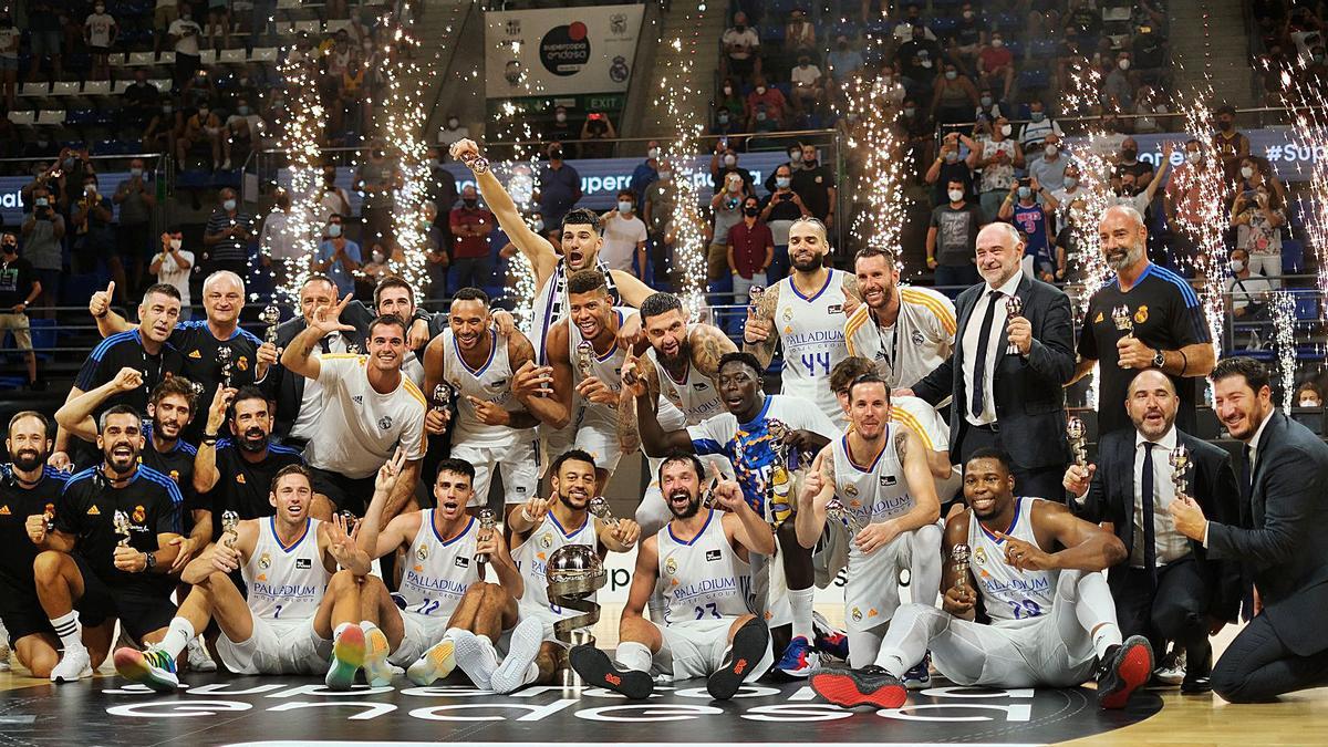 Jugadores y técnicos del Real Madrid celebran el título logrado ayer en Los Majuelos. | | ANDRÉS GUTIÉRREZ