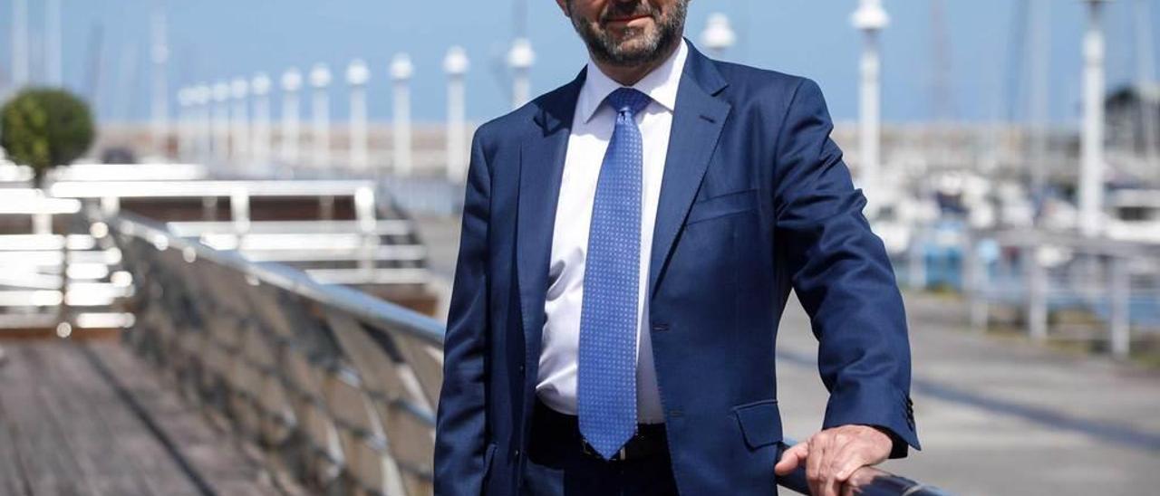 José Luis Pérez López, ayer, en el Puerto Deportivo de Gijón.