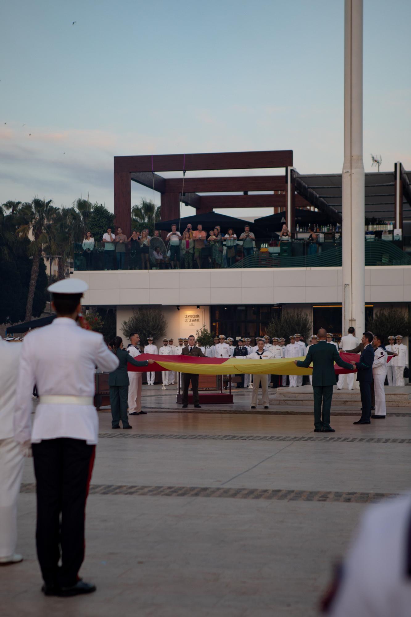 Arriado de la bandera de España en Cartagena