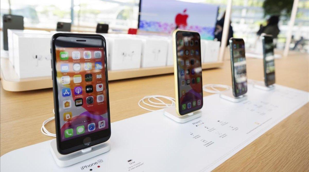 undefined54830737 singapore singapore 08 09 2020 apple iphones are displa200908181744 undefined54830737 singapore singapore 08 09 2020 apple iphones are displa200908181744