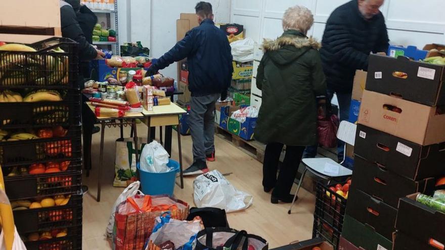 Voluntarios en la sede de Cáritas en Sada. | LOC