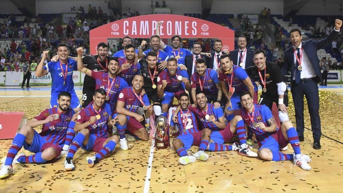 El Barça Futbol Sala con la copa tras la victoria