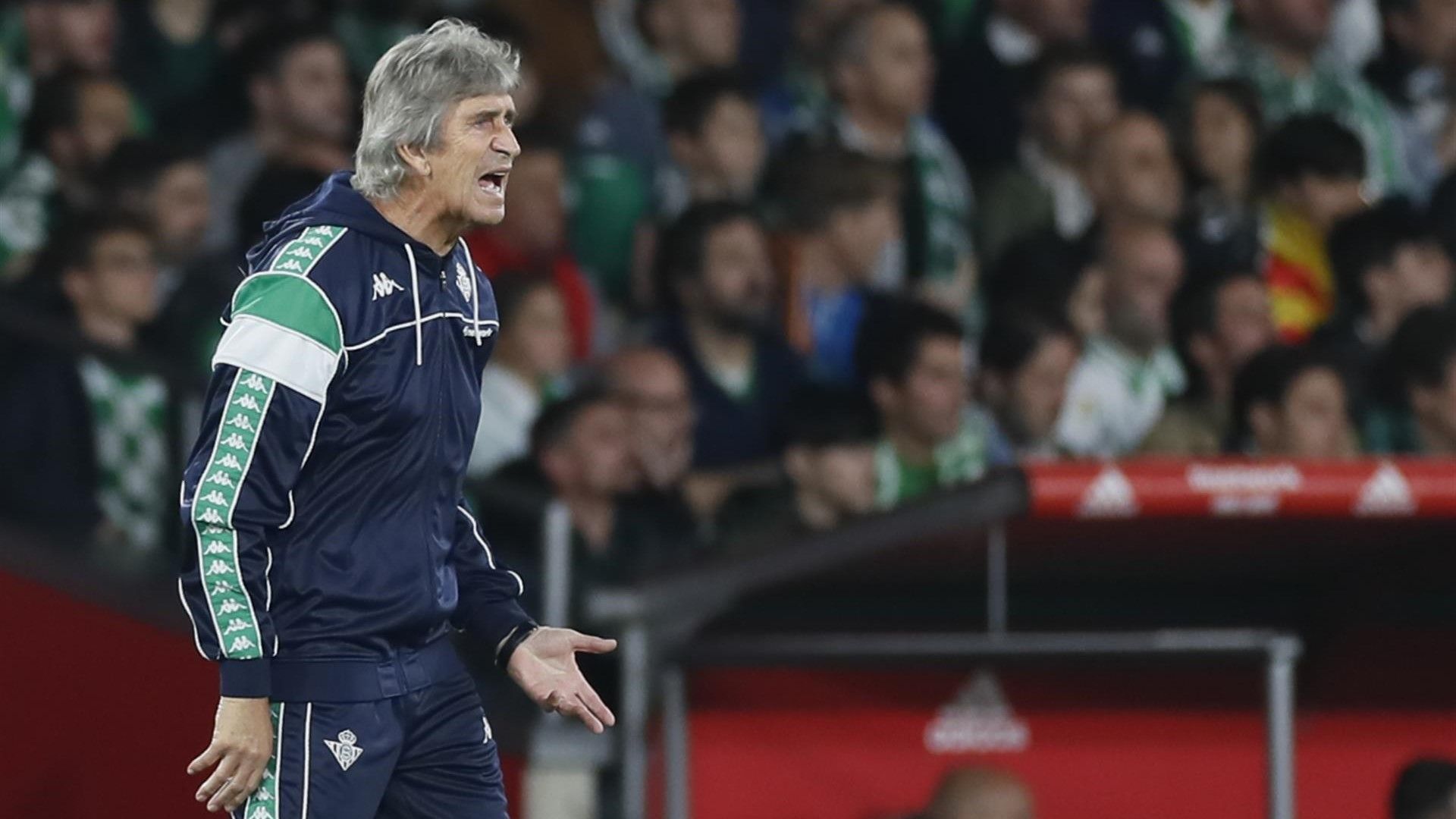 El entrenador chileno del Real Betis Manuel Pellegrini, durante el partido de la final de la Copa del Rey en el estadio de La Cartuja de Sevilla.