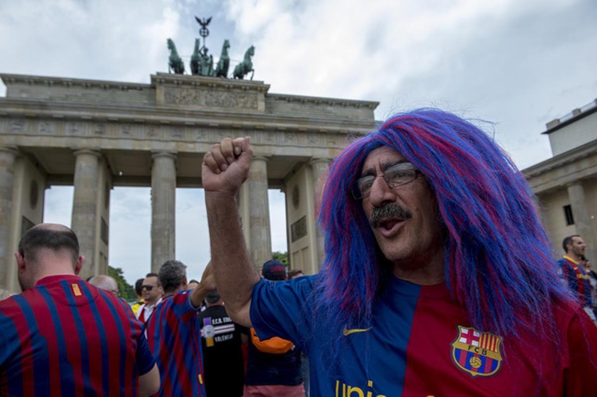 Aficionats del Barça davant la Porta de Brandenburg, a Berlín, aquest dissabte.