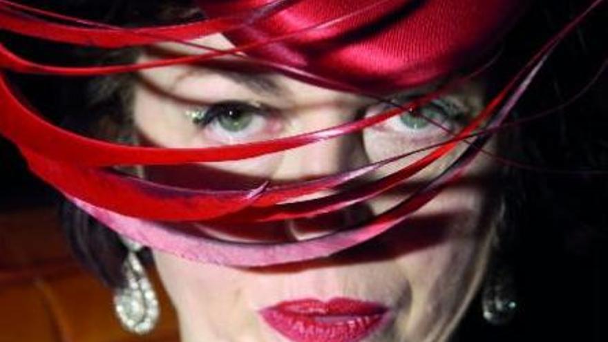 Isabella Blow con uno de sus icónicos tocados de Philip Treacy.