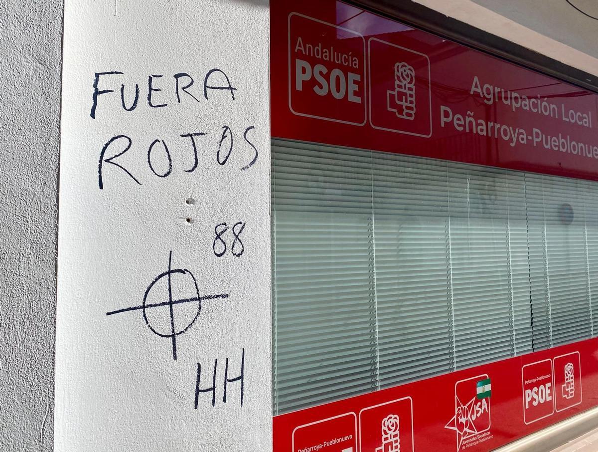 Pintadas en la sede del PSOE de Peñarroya-Pueblonuevo.