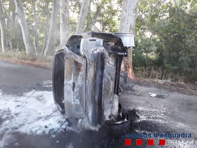 Accident amb el vehicle en flames a Vilanova de la Muga