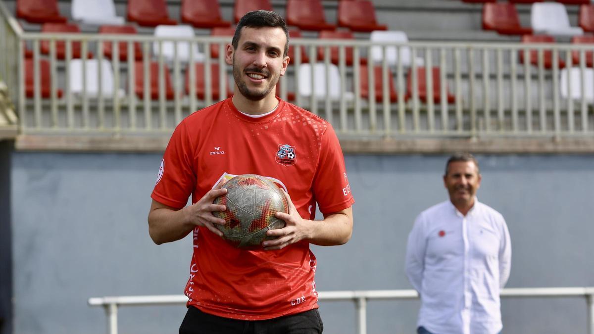 Brais Vidal, junto al presidente del Estradense, Toño Camba.