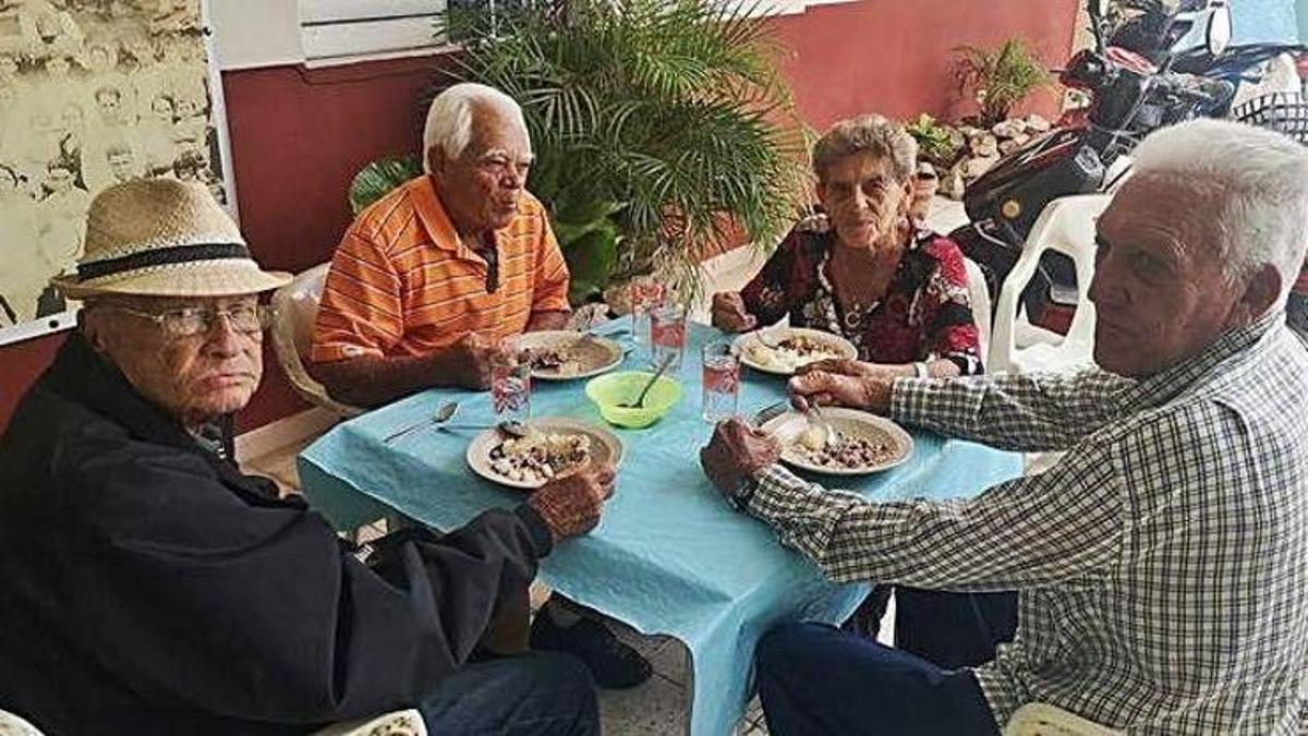Foto de archivo de varias personas almorzando en la Casa Canaria de Cabaiguán, en Cuba.