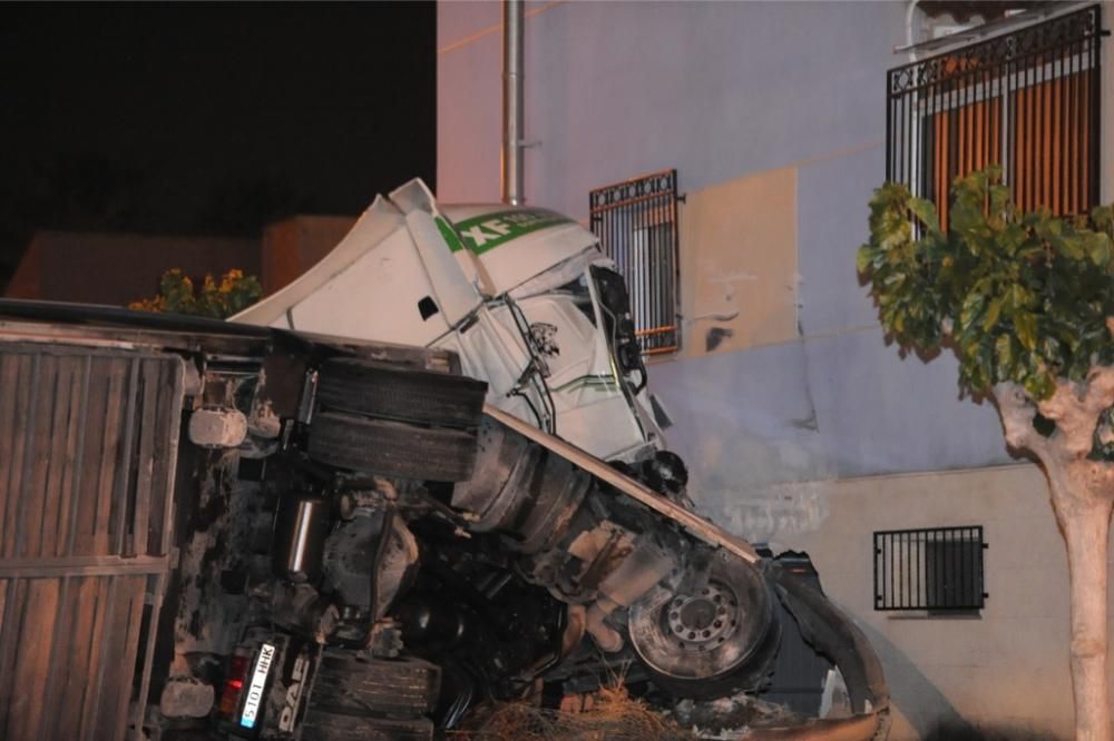 Un tráiler se estrella contra una casa en Librilla