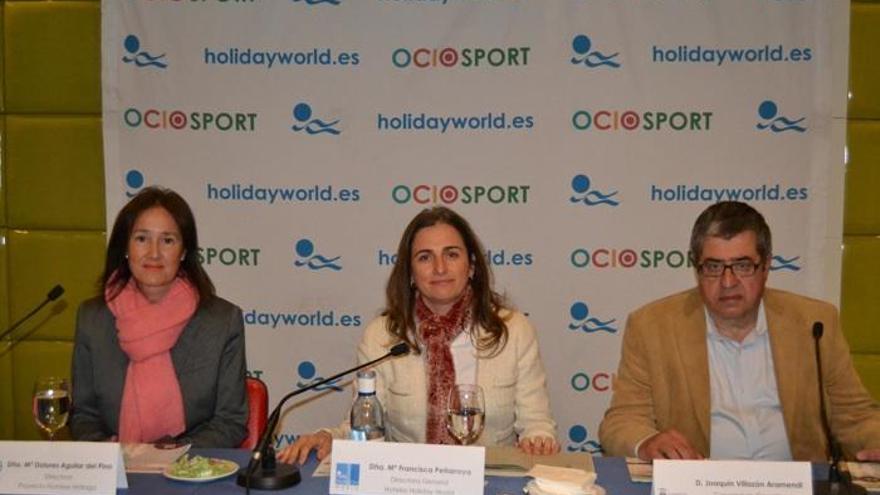 La presidenta de Proyecto Hombre, María Dolores Aguilar del Pino; la directora general de Holiday World, María Francisca Peñarroya; y el edil de Deportes, Joaquín Villazón.