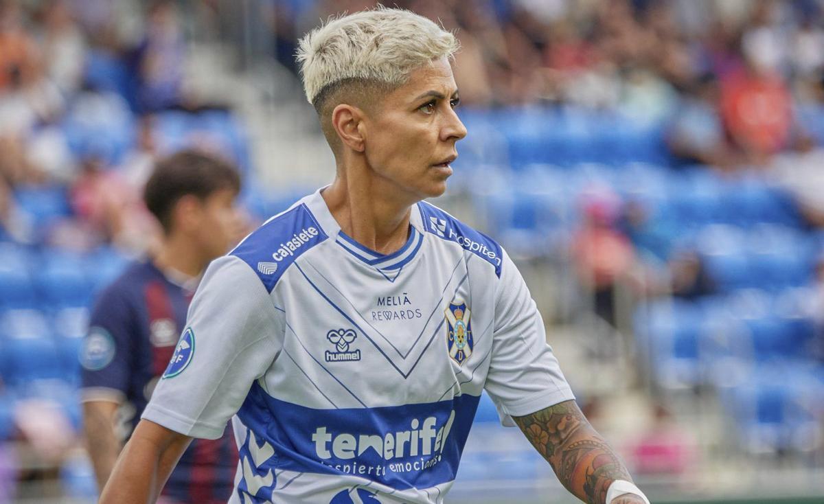 María José Pérez, durante el duelo entre Costa Adeje y Levante en el Heliodoro.  | CDTF