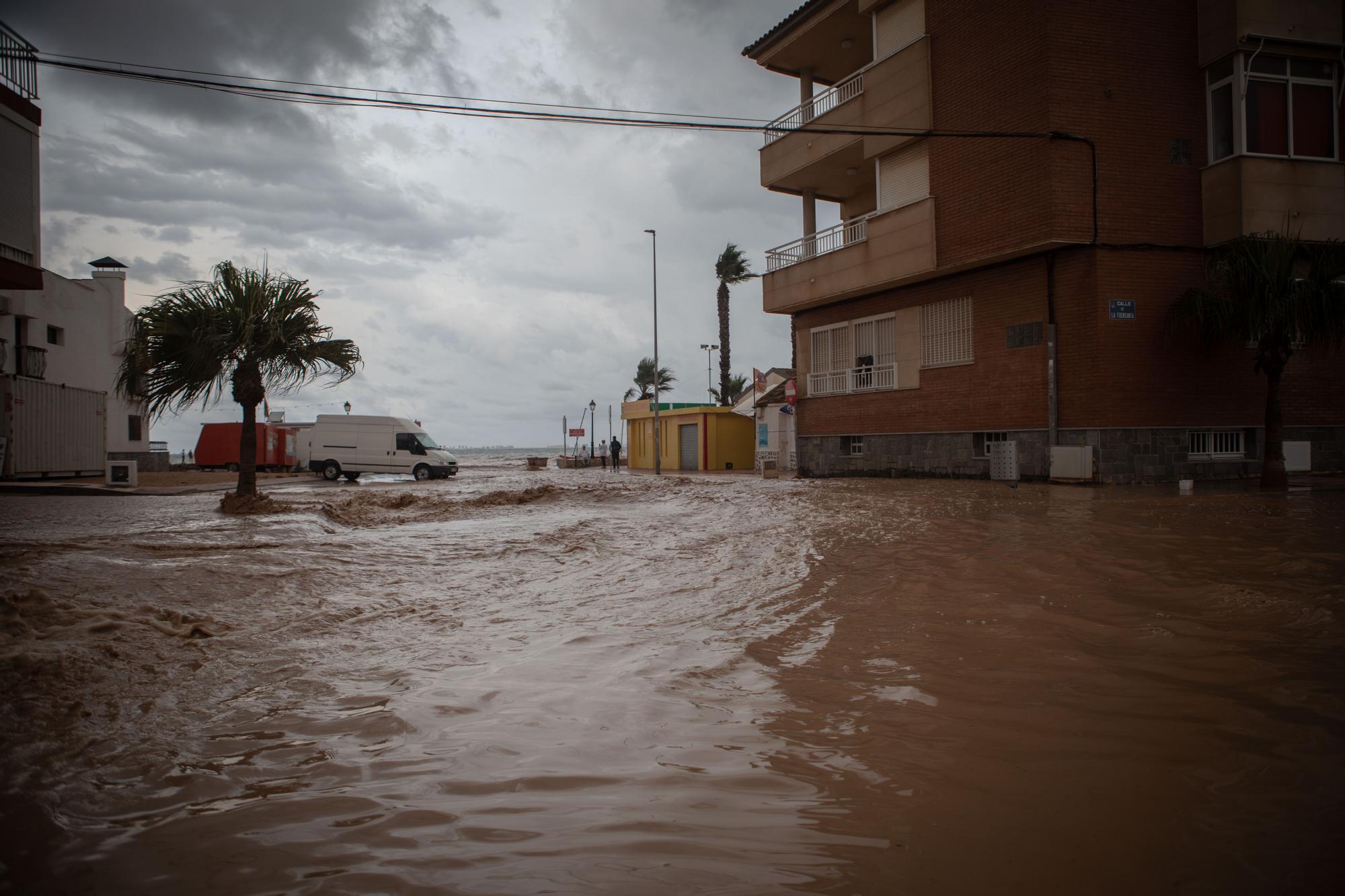 Las lluvias torrenciales convierten Los Alcázares en una riada