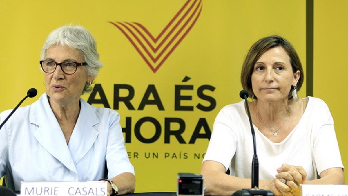 Las presidentas de Òmnium Cultural, Muriel Casals (izquierda), y de la Assemblea Nacional Catalana (ANC), Carme Forcadell, la semana pasada en rueda de prensa.
