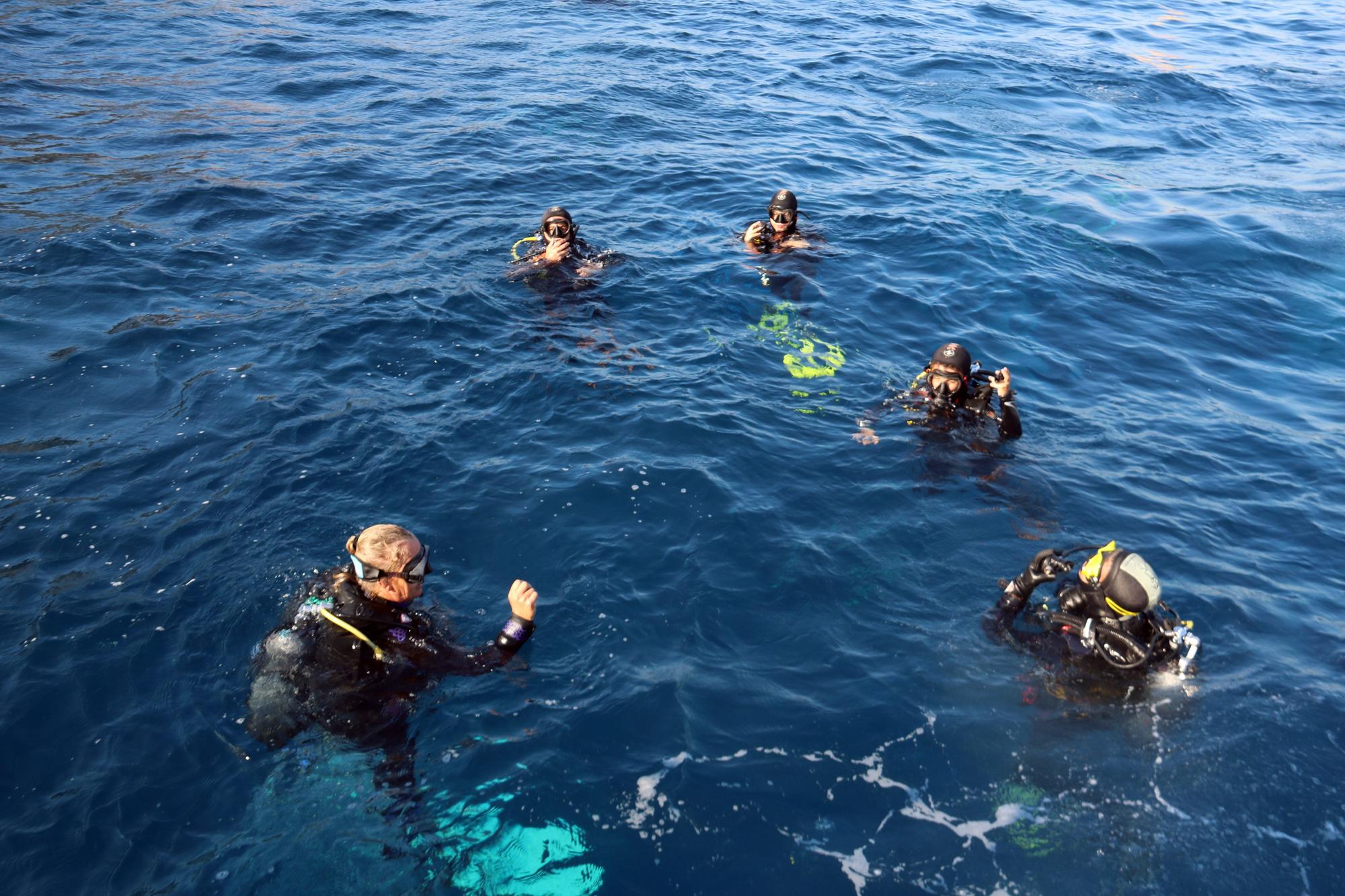 Submarinistes a punt de començar una immersió a les Illes Medes