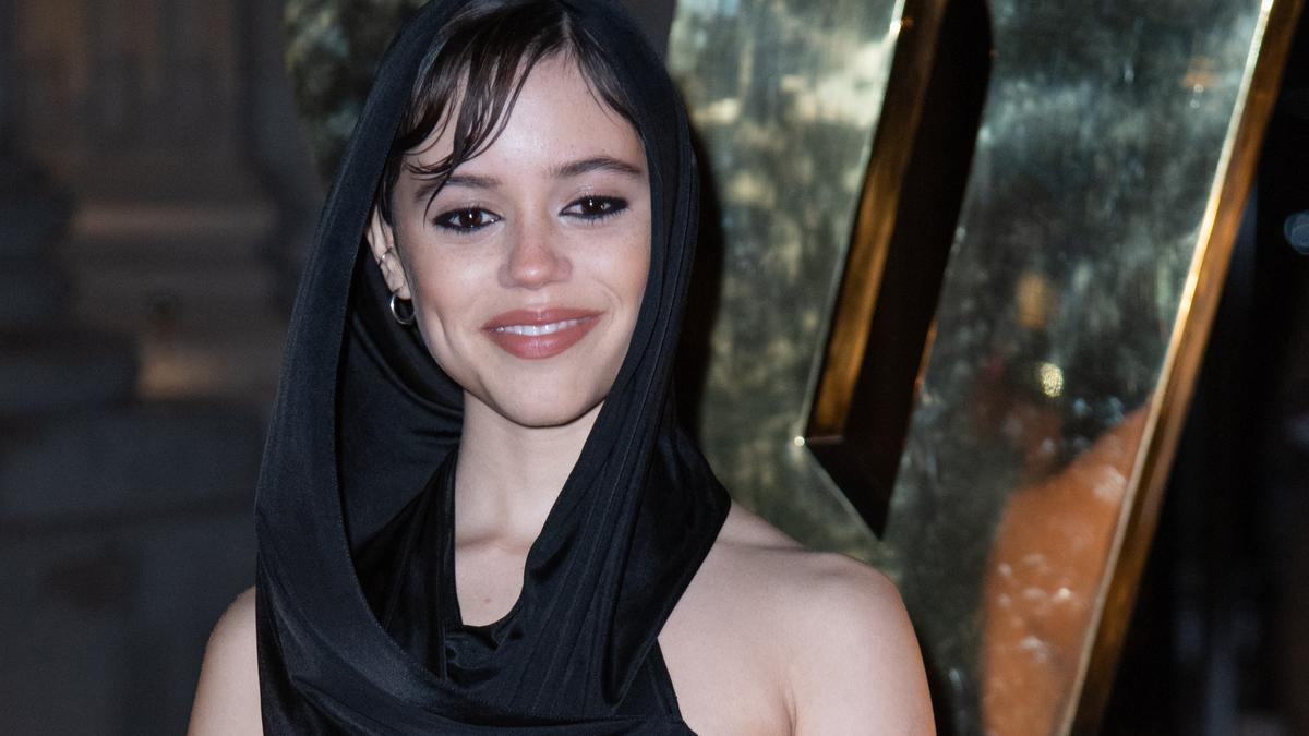 Jenna Ortega consolida su condición de icono con este vestido con capucha