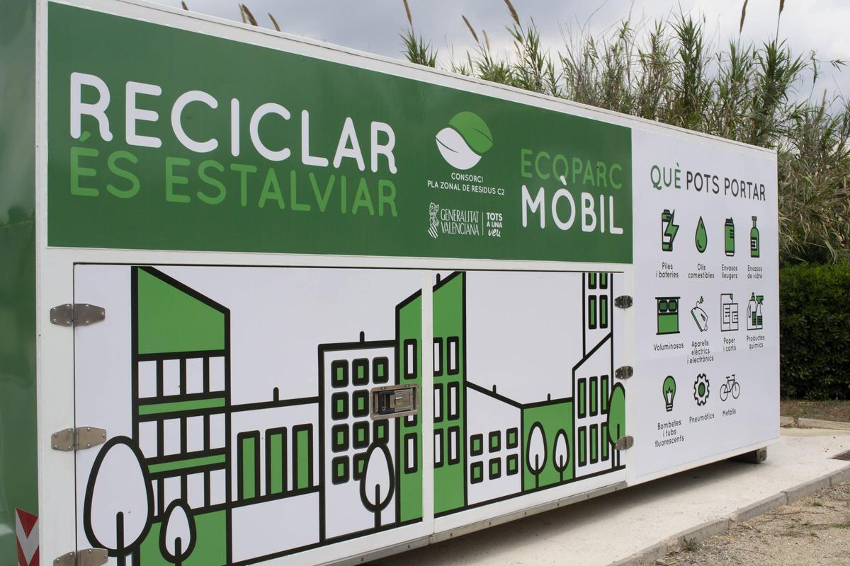 Els usuaris poden depositar en l’ecoparc mòbil els residus que no van als contenidors del carrer, com per exemple cables, pintures, llums, oli, radiografies, càpsules de café...