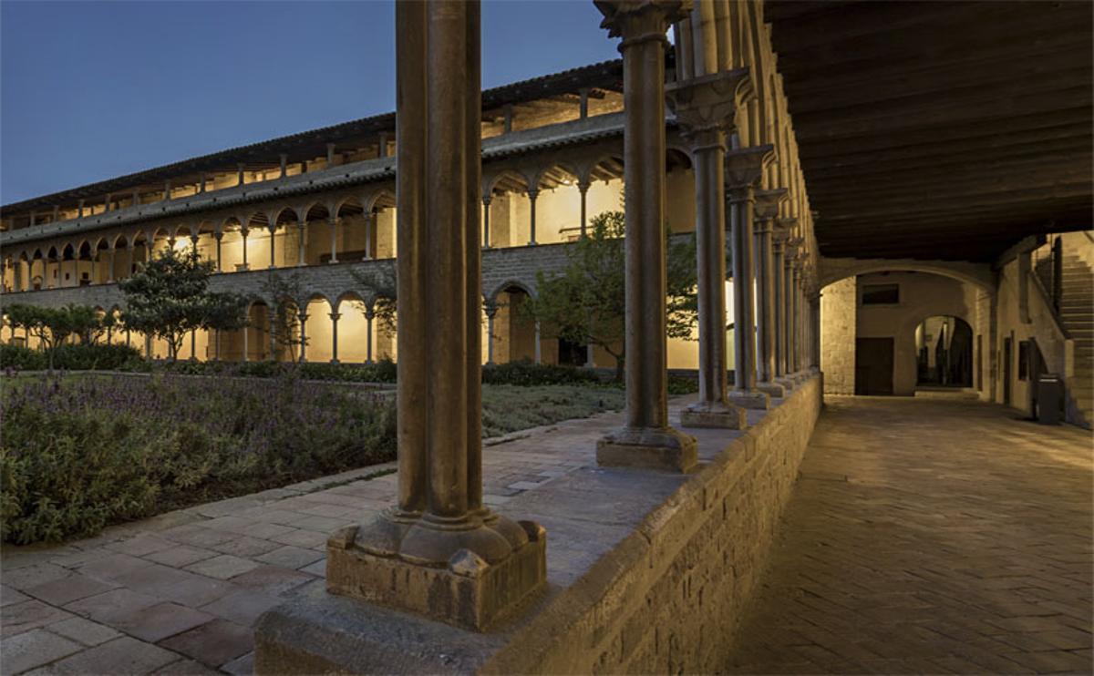 El claustro del monasterio, de noche.