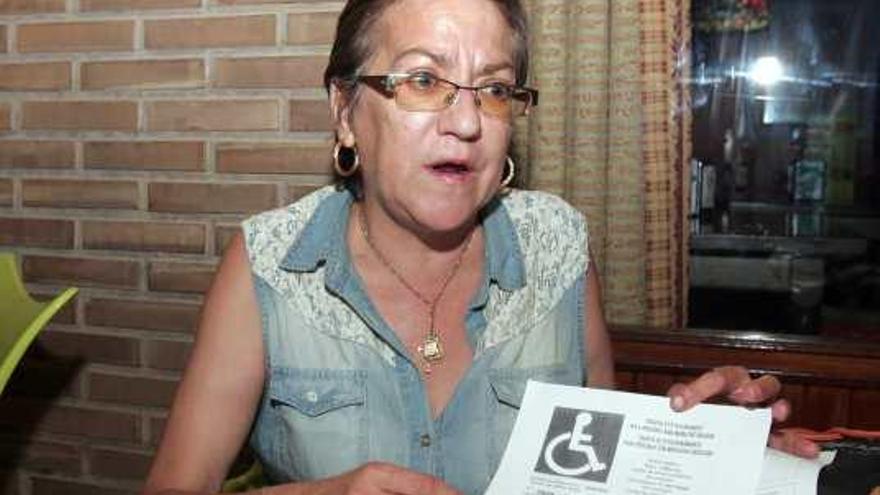 María del Carmen Alario, mujer del minusválido, afirma tener todos los papeles para la movilidad reducida.