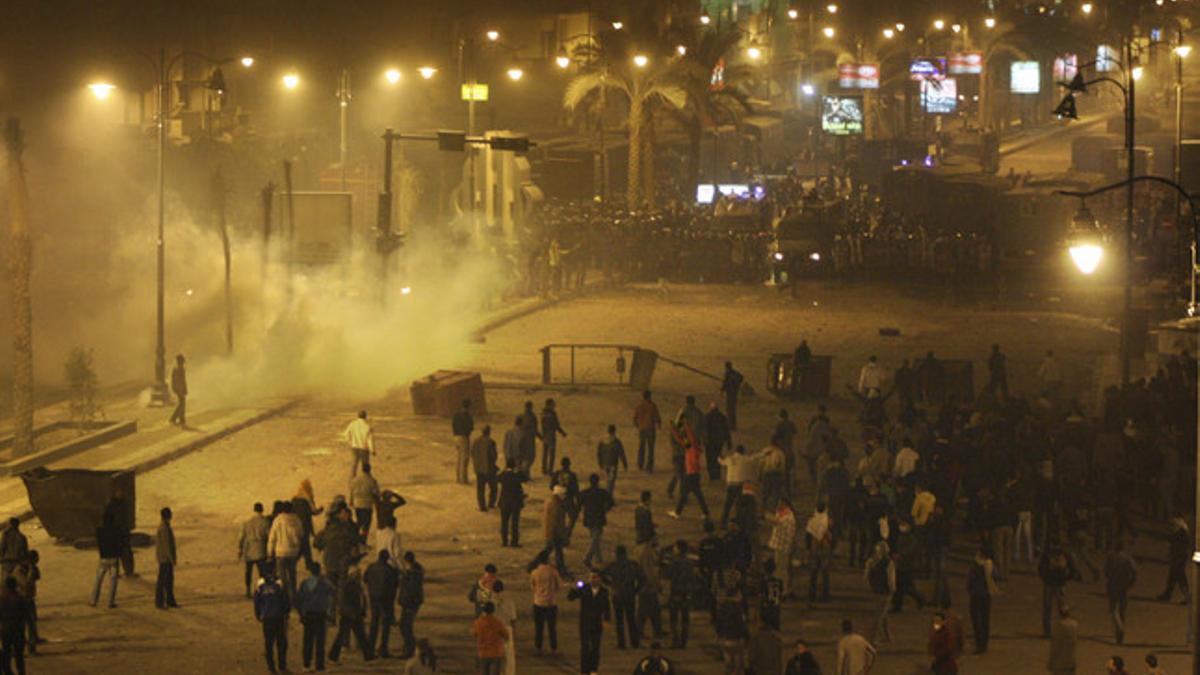 Policías y manifestantes se enfrentan en las calles de Suez, la noche del jueves.