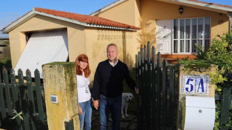 Juan Francisco Bea y su esposa, ante la casa que pueden perder en menos de un mes.