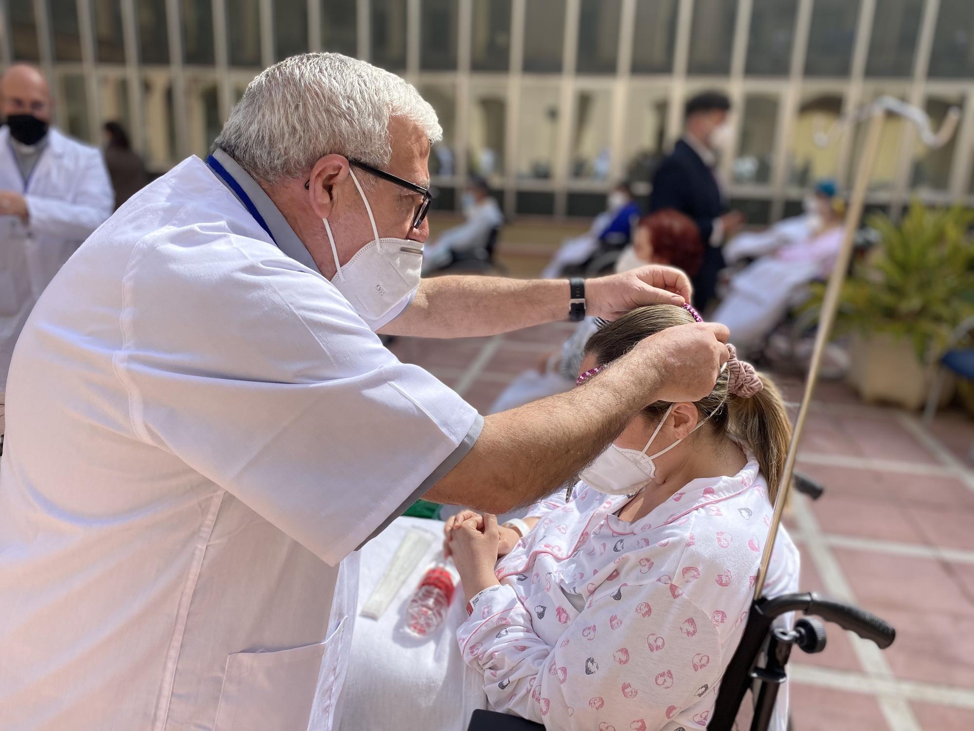 El Cautivo y la Trinidad visitan a los pacientes del Hospital Civil