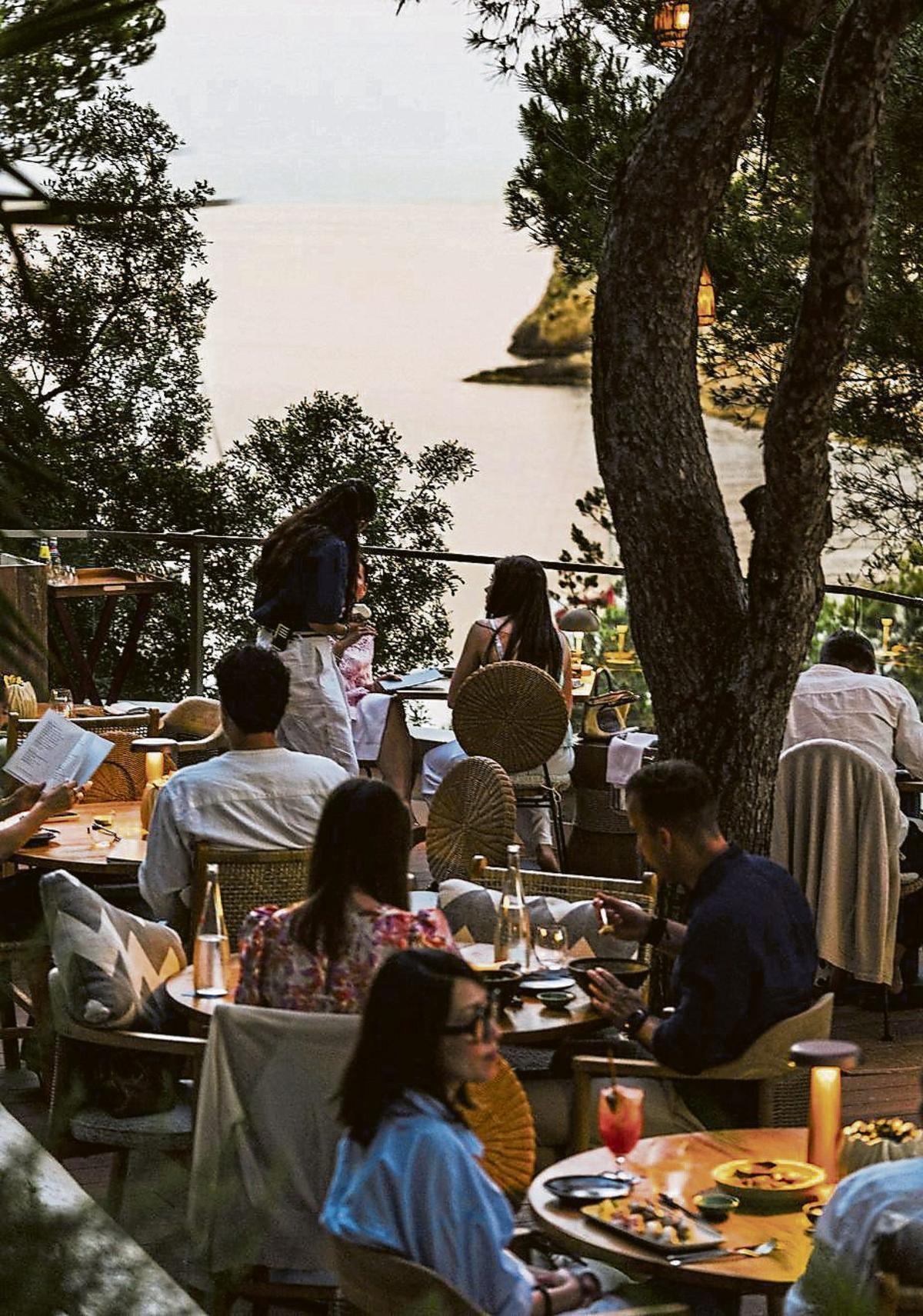 Sunsets over Cala Llonga accompany the restaurant’s music programme.