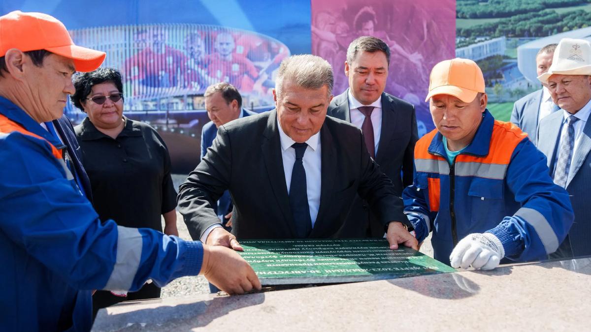 Laporta poniendo la primera piedra de la Barça Academy