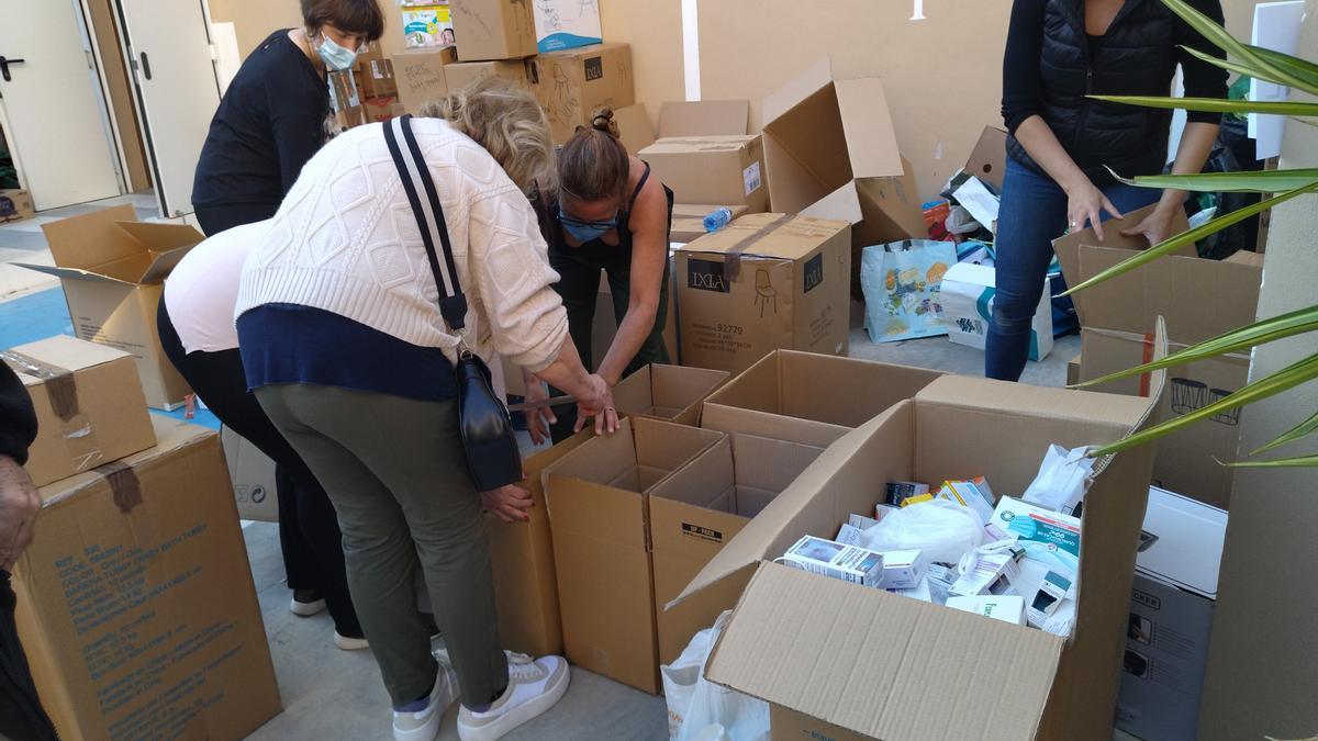 Cajas de medicamentos que se envían a la frontera de Ucrania y Polonia