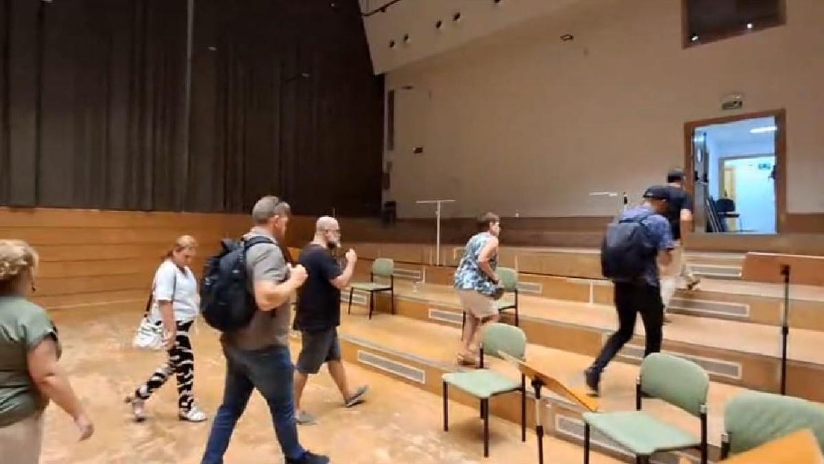 Visita de vecinos de Carranque a la antigua sala de ensayos de la Orquesta Filarmónica de Málaga, el año pasado, antiguo Teatro Cine Carranque.