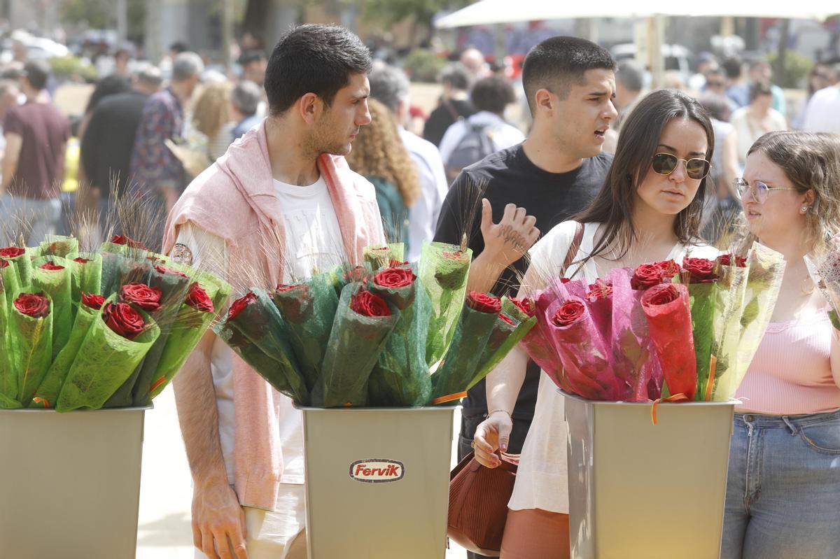 Un puesto de flores en la jornada de Sant Jordi del año pasado en Girona.