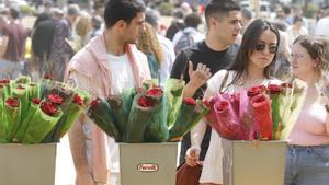 Un puesto de flores en la jornada de Sant Jordi del año pasado en Girona.