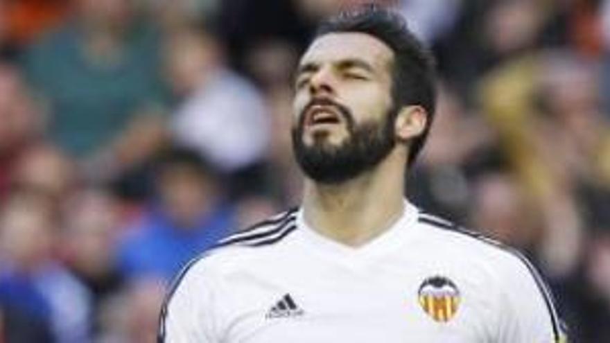 El club presiona a Álvaro Negredo con un expediente