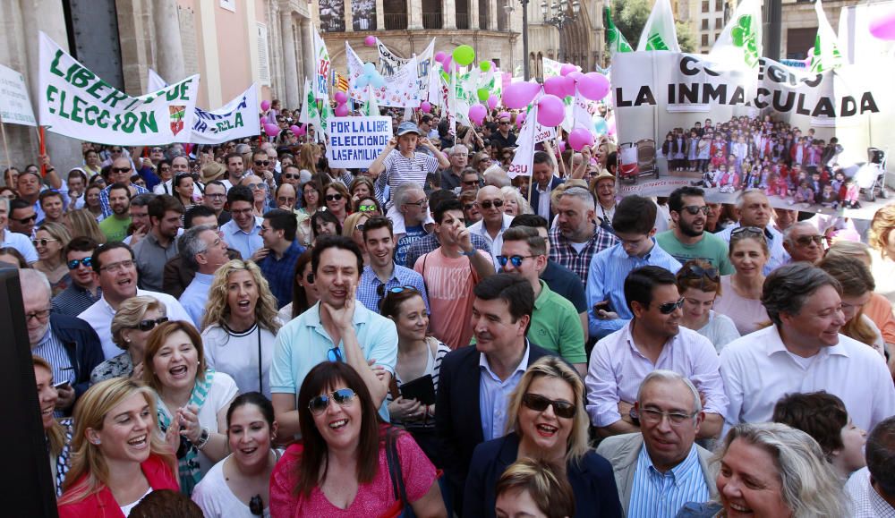 Cientos de alicantinos, en la protesta contra Marzà en Valencia