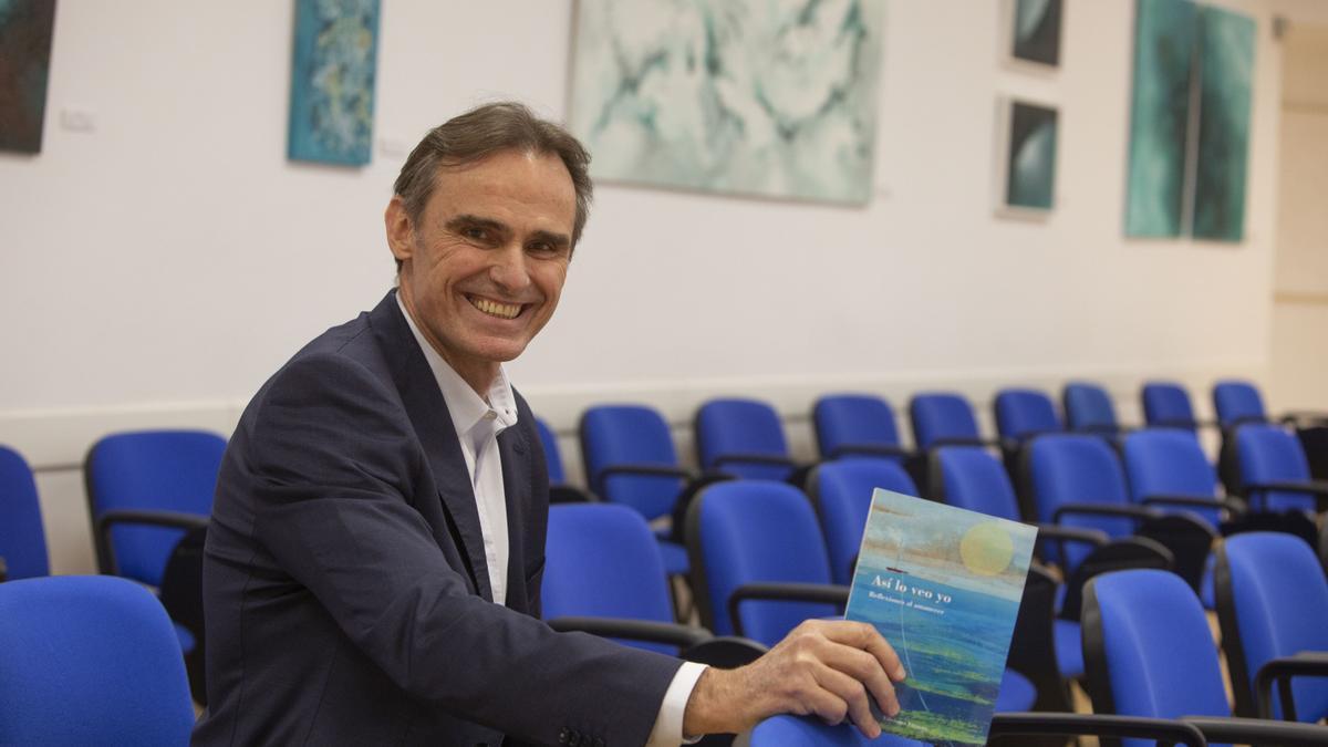 El autor, en la presentación del libro, que ha tenido lugar en el Colegio de Médicos de Alicante