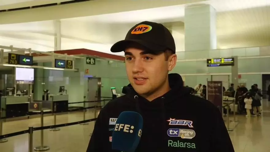 El piloto Pau Navarro parte hacia el Rally Dakar