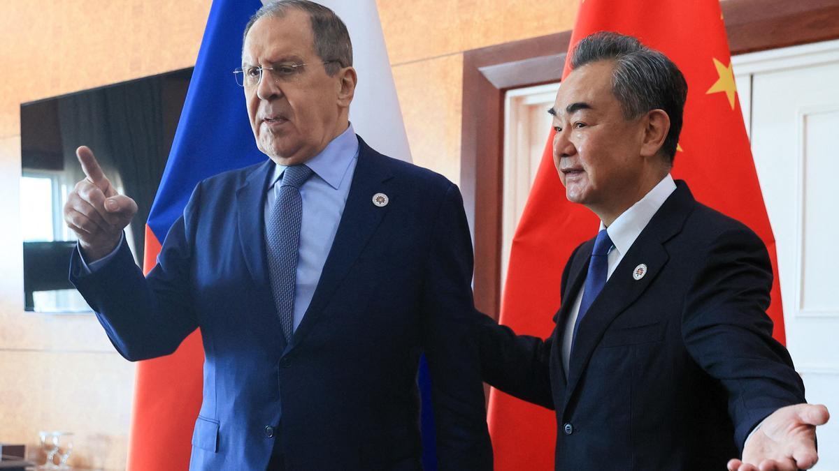 El ministro de Asuntos Exteriores de Rusia, Sergei Lavrov, estrechando la mano de su homólogo chino, Wang Yi
