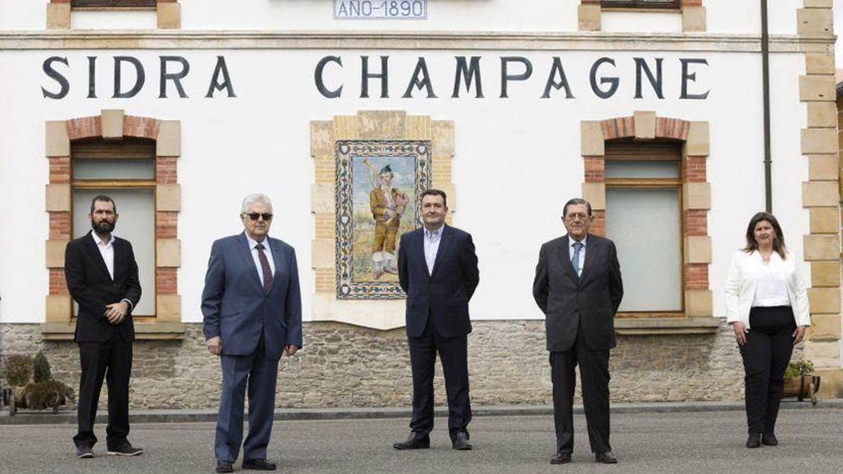 Javier Bermejo, director financiero (quinta generación); Bernardo Cardín, presidente (cuarta generación); Ricardo Cabeza, director general (quinta generación); Jose Cardín, vicepresidente (cuarta generación); y María Cardín, directora comercial y marketing (quinta generación). 