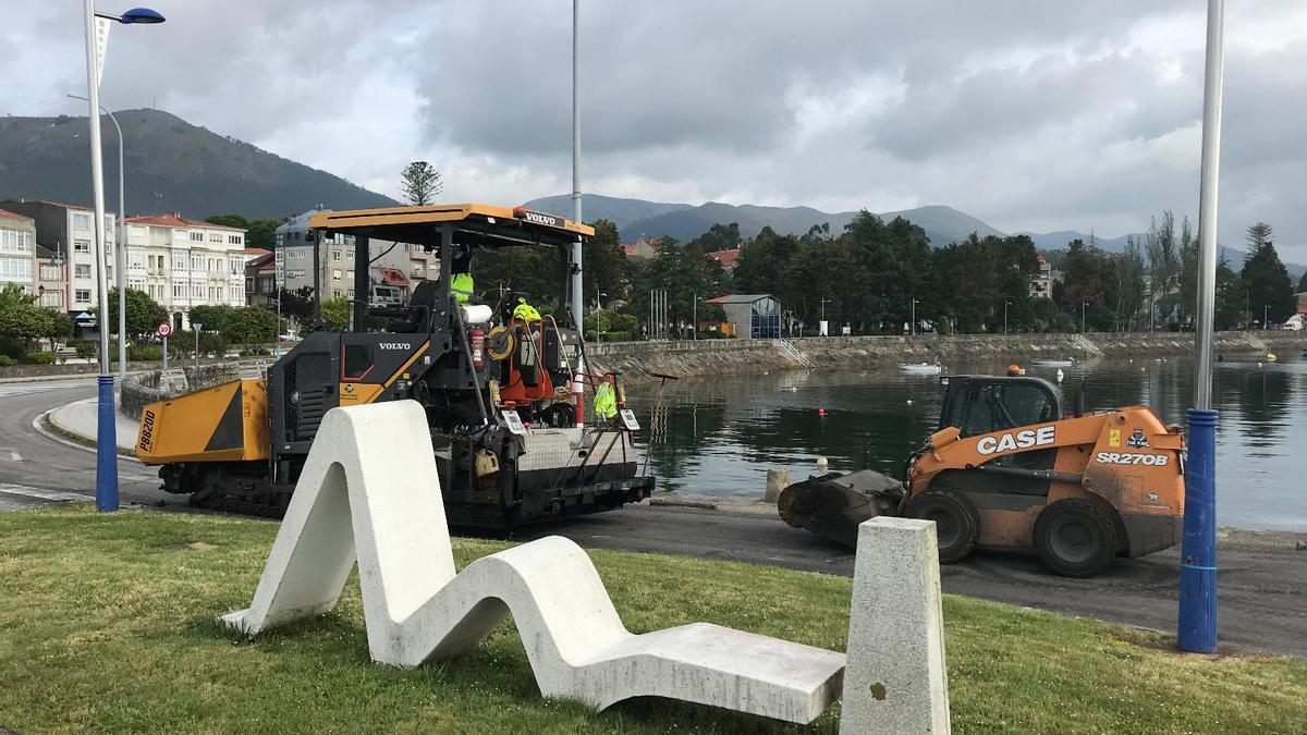 Obras de asfaltado na zona portuaria da Pobra