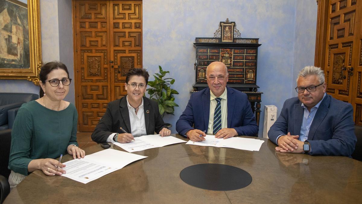 Las autoridades firman el acuerdo de colaboraón entre el Ayuntamiento de Fuente Tójar y Emproacsa.