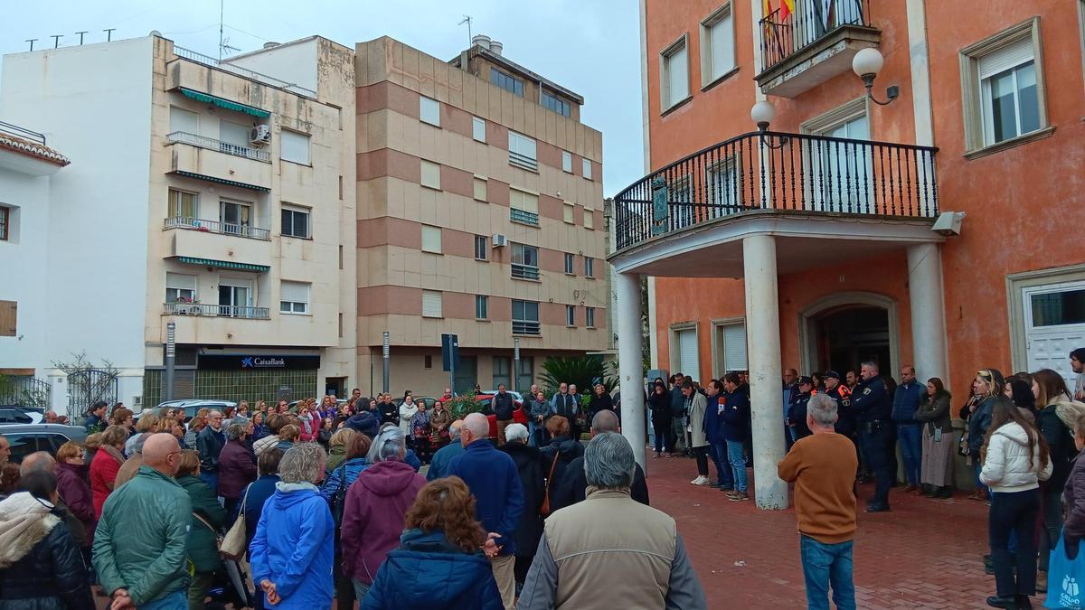 Emotivo minuto de silencio a las puertas del ayuntamiento de Turís.