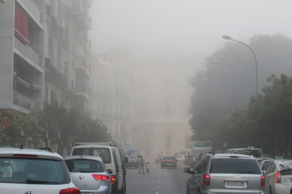 El frío del Mar de Alborán se mezcla con el viento caliente y cubren la capital de un velo gris durante la tarde del martes