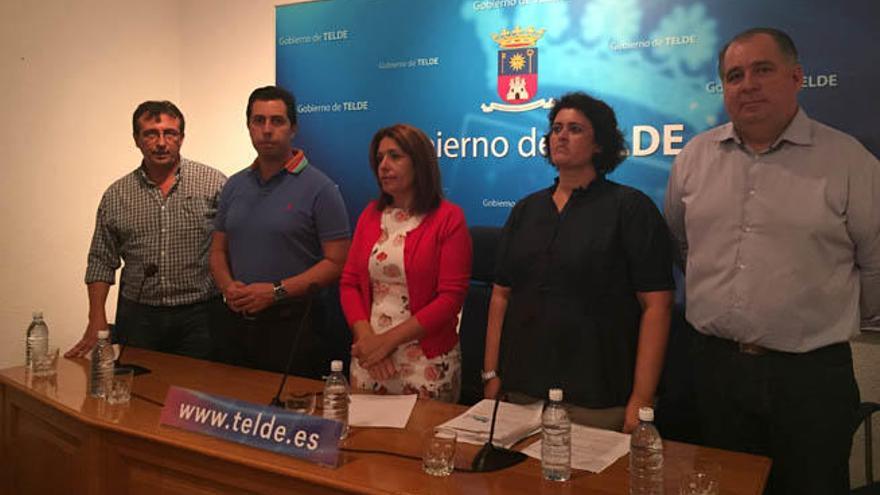 La alcaldesa Carmen Hernández, junto a cuatro concejales del grupo de gobierno.